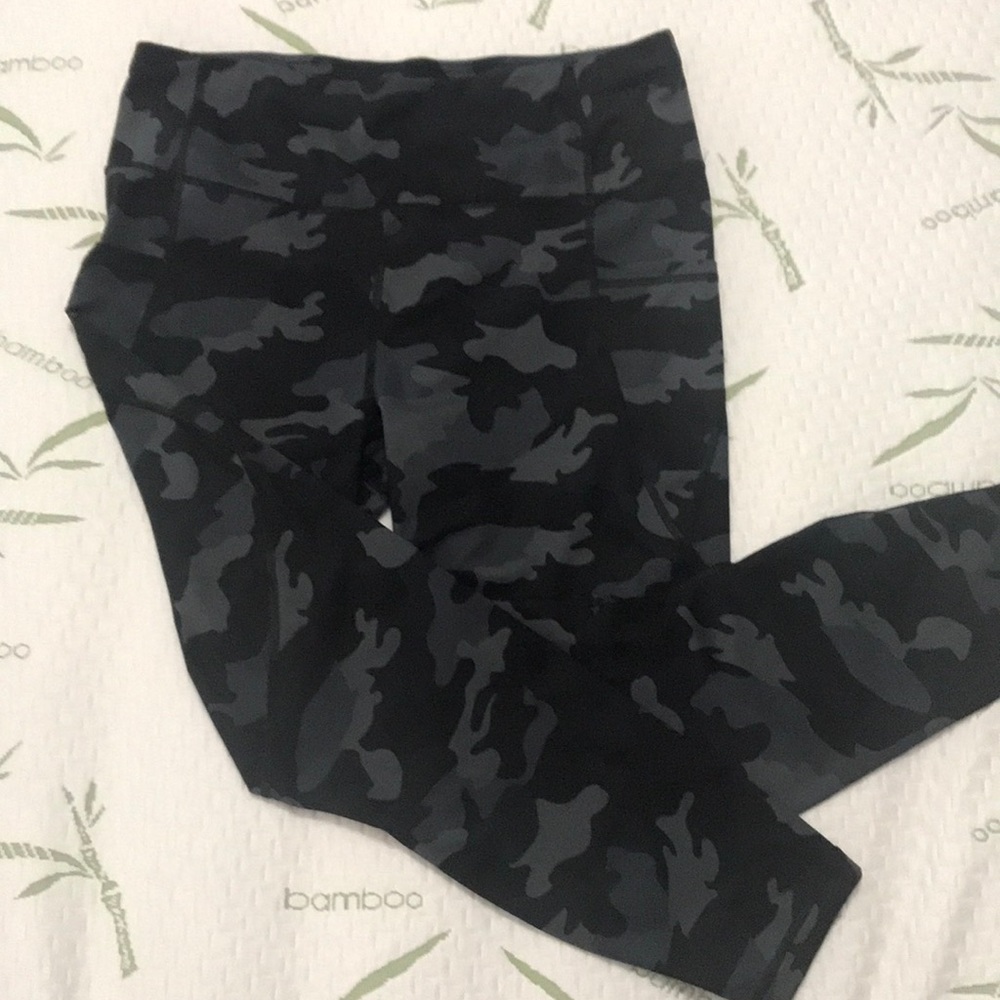 Yogalicious blk camo pocket workout leggings